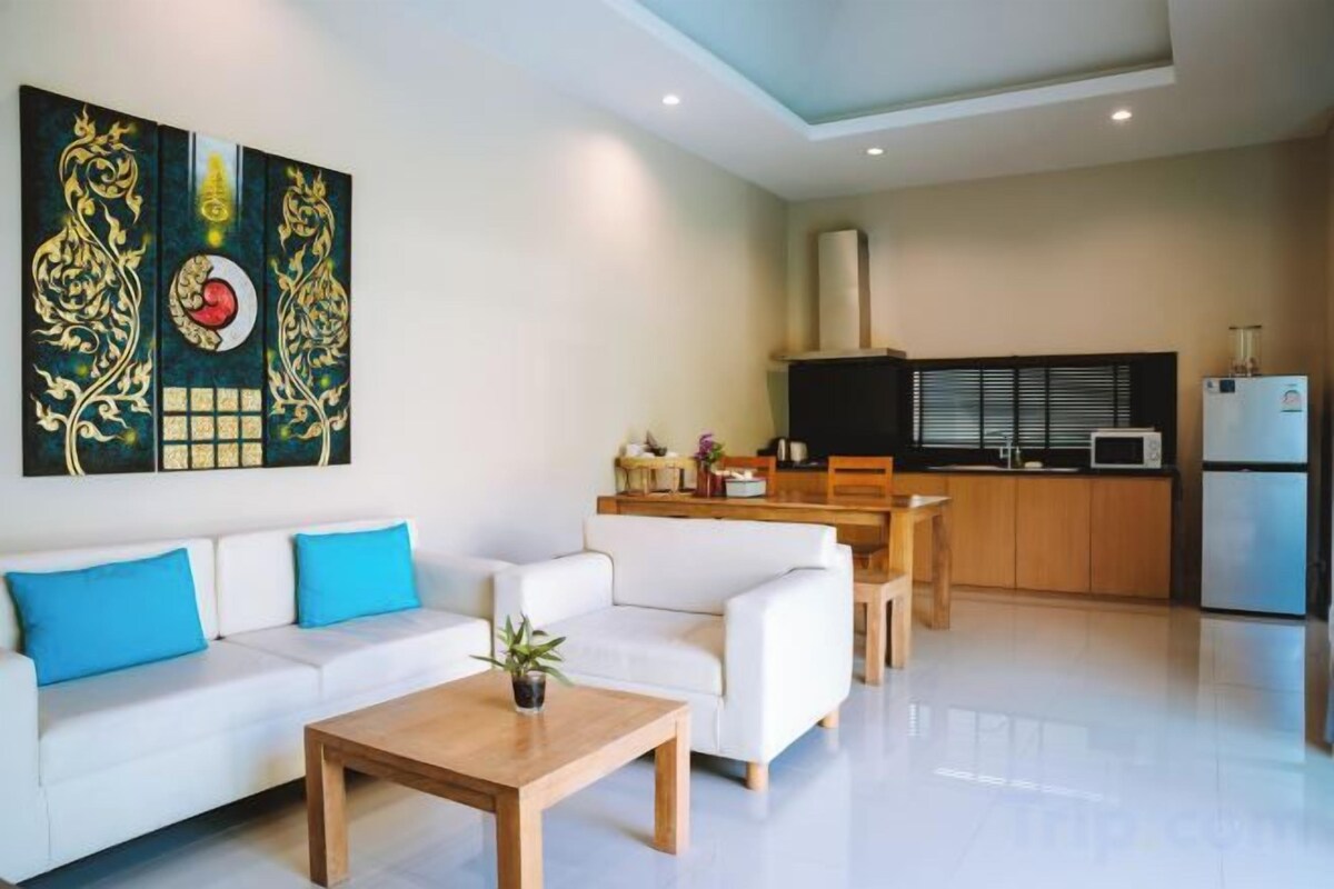 Living area | 49-inch LCD TV with cable channels, TV