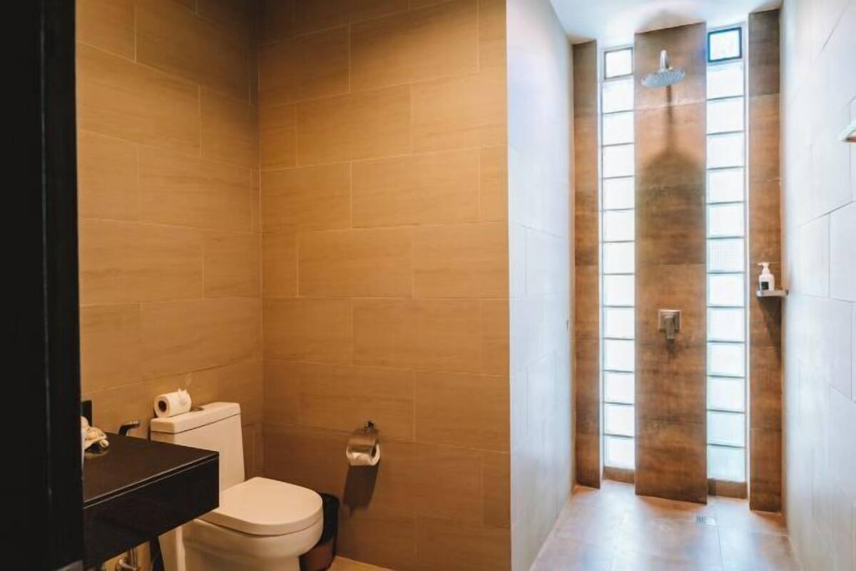 Bathroom | Combined shower/tub, rainfall showerhead, free toiletries, hair dryer
