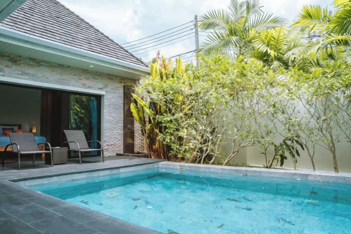 Pool | Outdoor pool, sun loungers