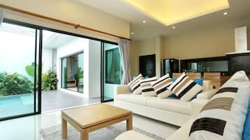 Pool Suite Villa 2 Bedrooms | Nappalirész | LCD-tévé