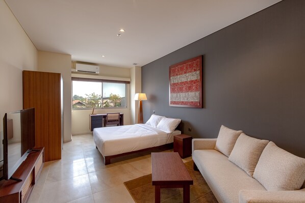 Safe på rommet, skrivebord og skrivebord for bærbar PC