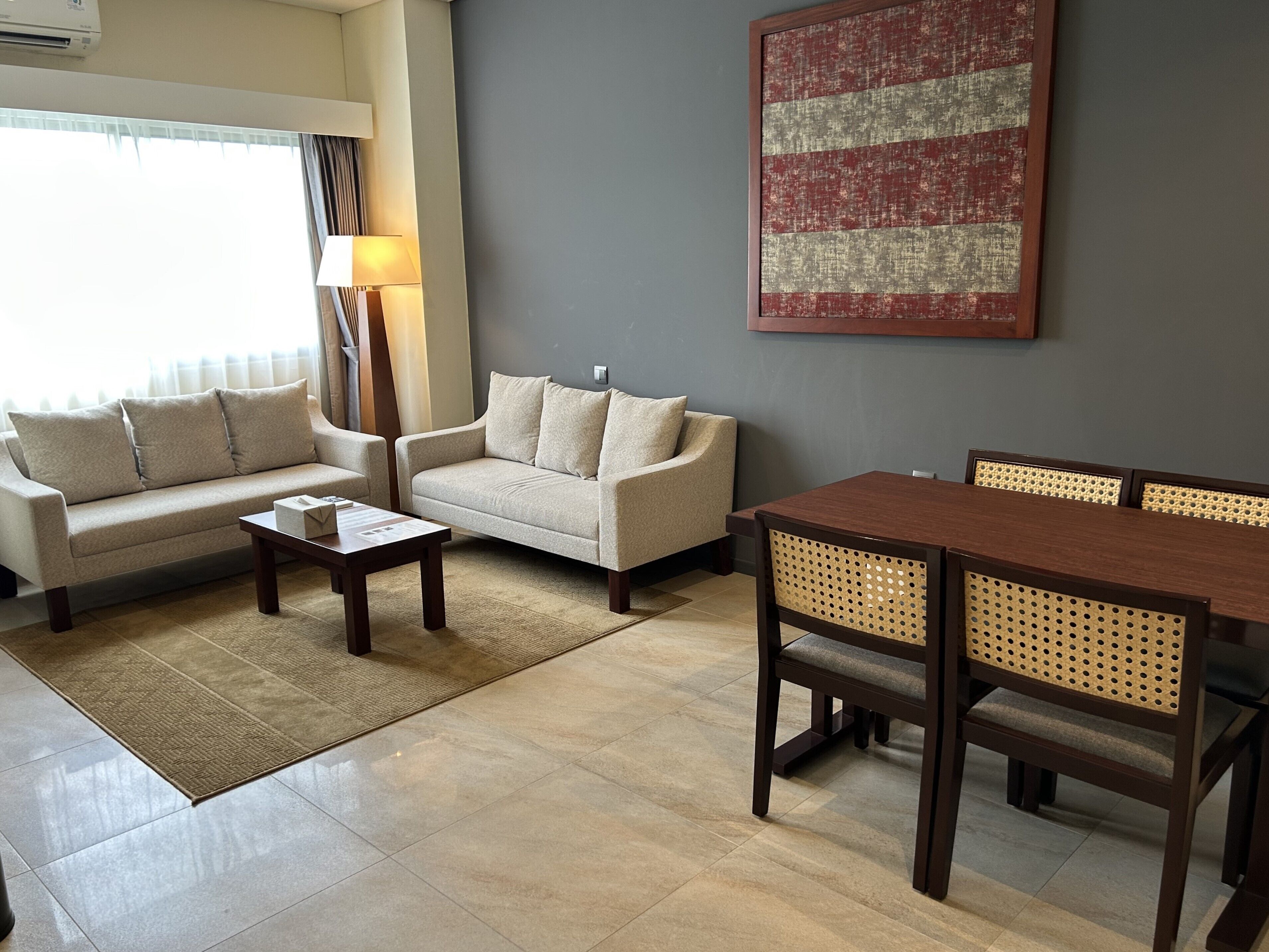 Coffre-fort, bureau, espace de travail pour ordinateurs portables