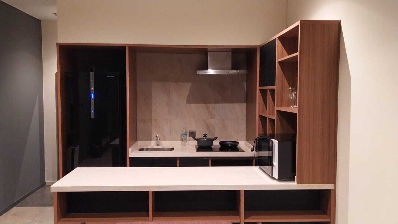Una cocina moderna con horno empotrado, microondas y lavaplatos.