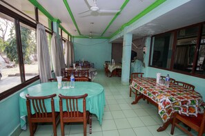Desayuno continental (INR 400 por persona)