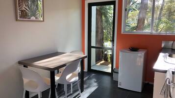 Economy Double Room, Shared Bathroom, Garden View | Langsir/tirai gelap terus, Wi-fi percuma, cadar katil