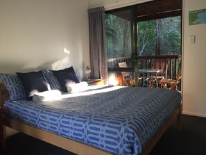 Verduisterende gordijnen, gratis wifi, beddengoed