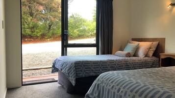 Basic Twin Room, 2 Katil Bujang (Single), Ensuite, Garden View | Langsir/tirai gelap terus, Wi-fi percuma, cadar katil