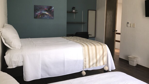 Desk, iron/ironing board (on request), individually furnished - Habitación Privada en Centro de Cancún (Cancun)