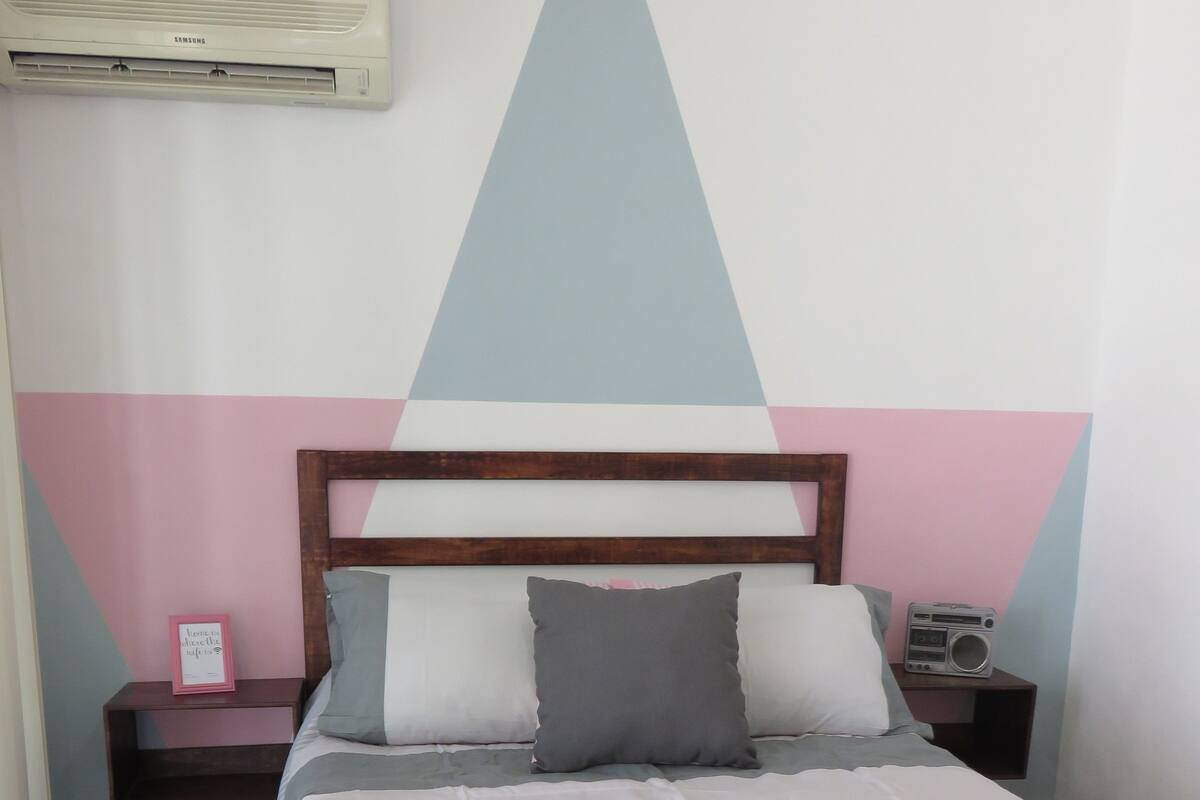 Honeymoon kamer | Een bureau, een strijkplank/strijkijzer, individueel gemeubileerd