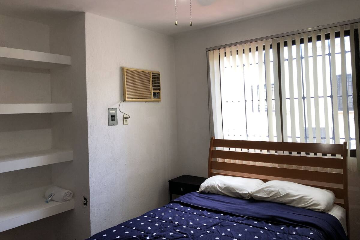 Traditionele kamer | Een bureau, een strijkplank/strijkijzer, individueel gemeubileerd