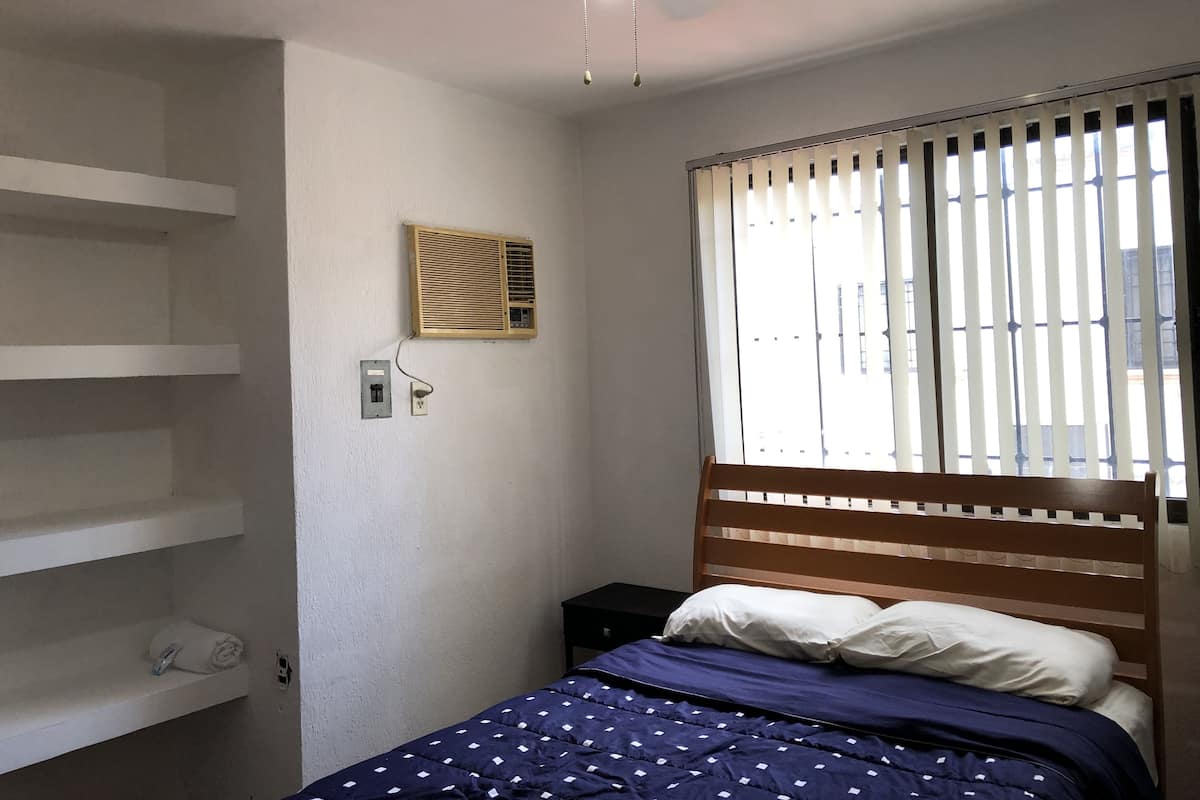Muebles diferentes, escritorio y tabla de planchar con plancha
