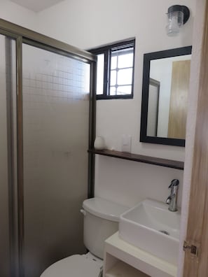 Chambre traditionnelle | Salle de bain | Douche, articles de toilette (gratuits), séchoir à cheveux