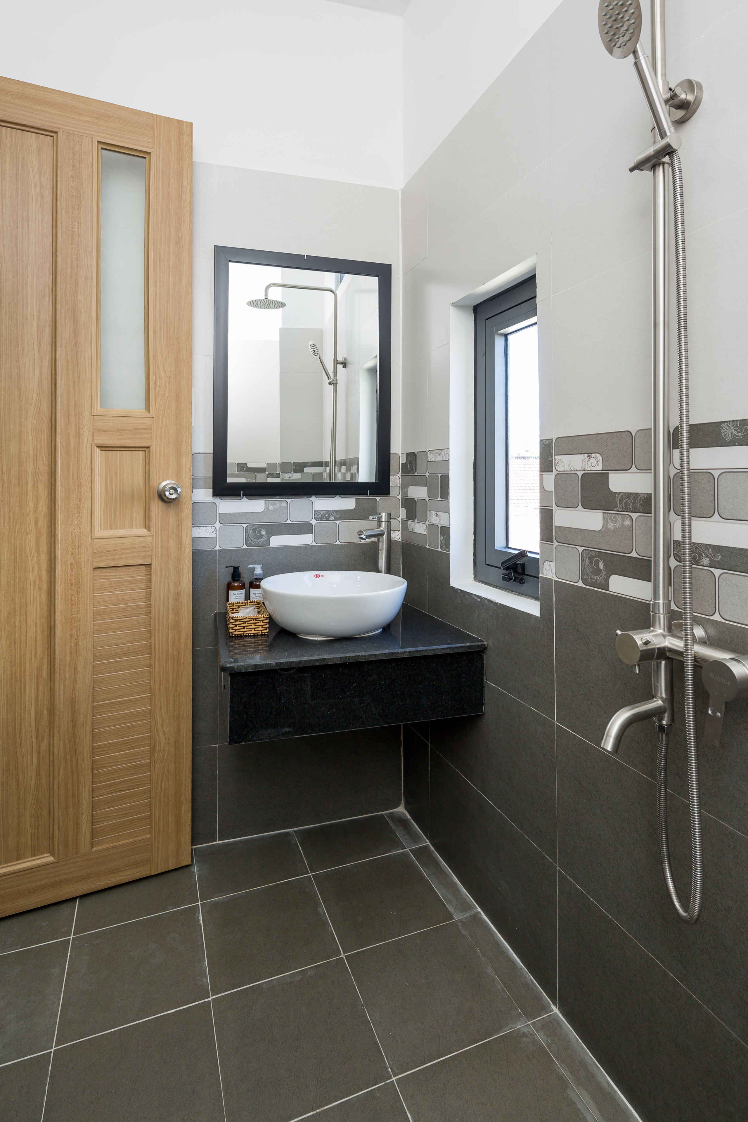 Double Room | Bathroom | Shower, rainfall showerhead, free toiletries, hair dryer