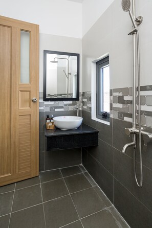 Double Room | Bathroom | Shower, rainfall showerhead, free toiletries, hair dryer - Fuji Hostel (Da Nang)