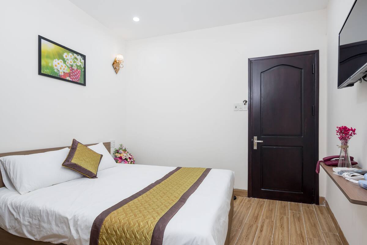 Double Room | Minibar, blackout drapes, soundproofing, iron/ironing board (on request)