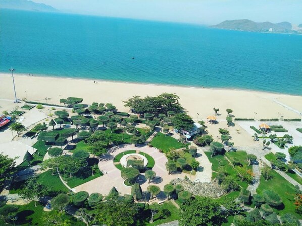 En la playa, arena blanca, sombrillas, toallas de playa