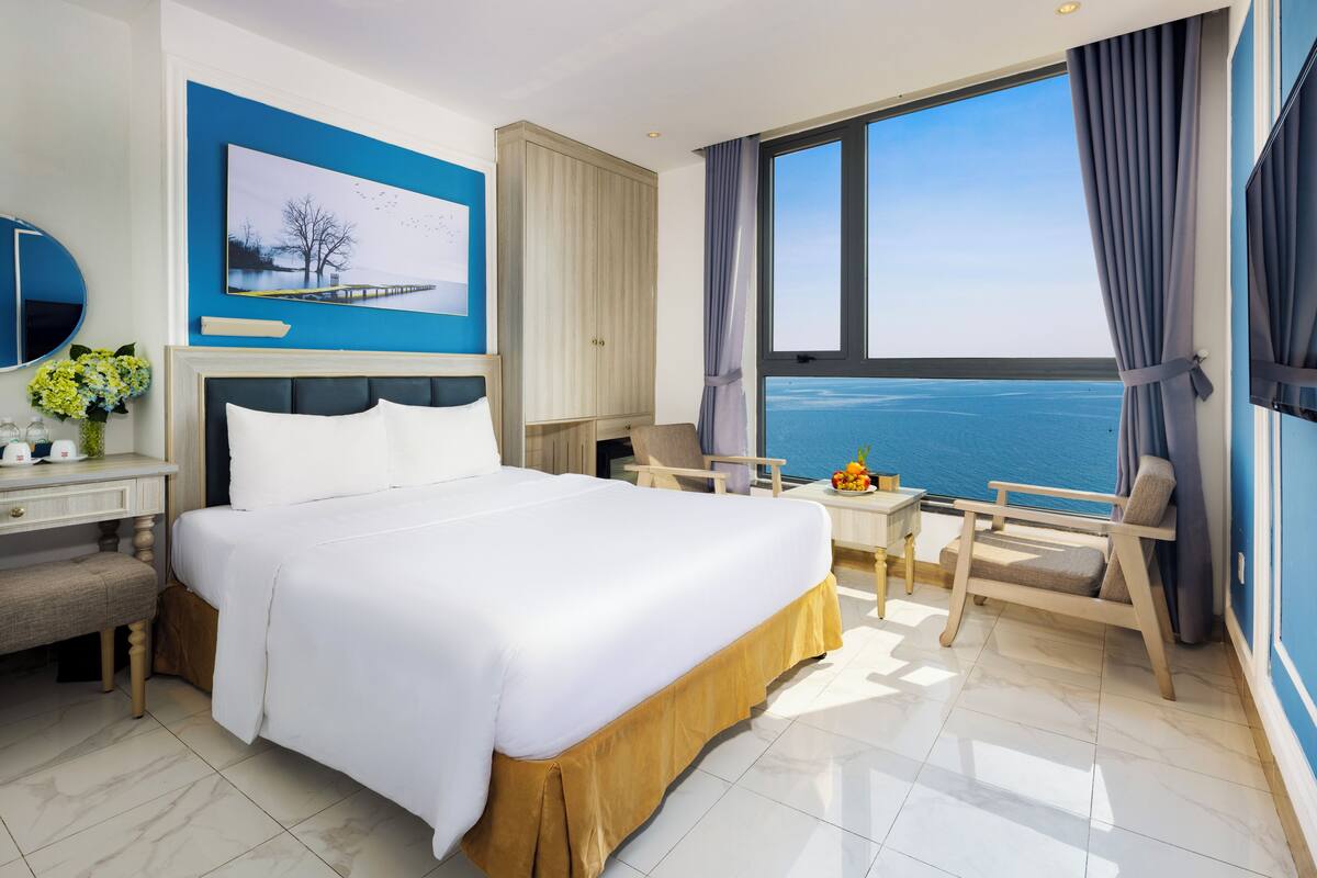 Suite, Bathtub, Ocean View | Premium bedding, down duvets, pillow-top beds, minibar