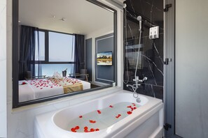 Luxury Double Room, Ocean View | Bathroom | Free toiletries, hair dryer, slippers, bidet - Ruby Luxury Hotel (Nha Trang)