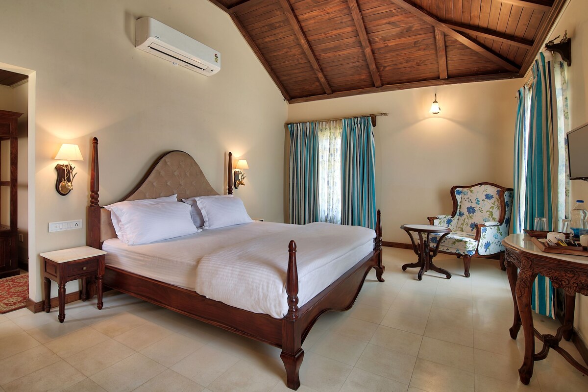 Pool View Luxury AC Room | Desk