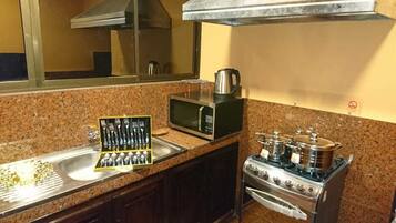 Lemari es besar, microwave, oven, dan mesin pembuat kopi/teh