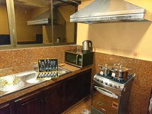 Full-size fridge, microwave, oven, coffee/tea maker