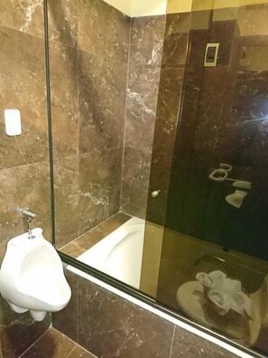 Combined shower/tub, deep soaking tub, rainfall showerhead - Madre Nuestra (La Paz)