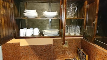 Full-sized fridge, microwave, oven, coffee/tea maker