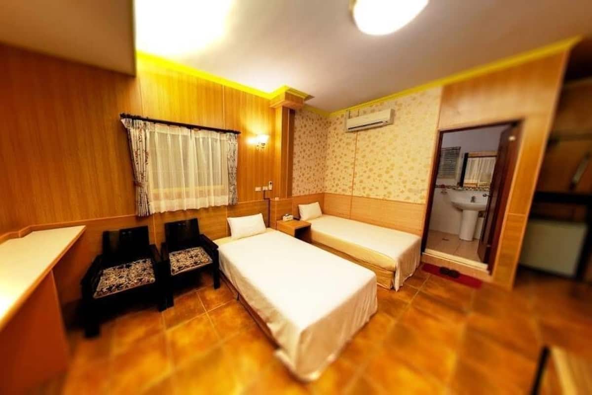 Double Room | Desk, WiFi (free), bed sheets