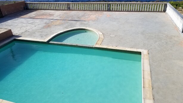 Une piscine avec vue sur l’océan.