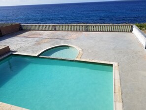 Una piscina con vistas al océano.