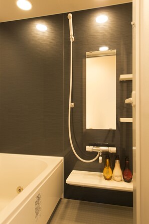 Combined shower/bathtub, deep-soaking bathtub, free toiletries - NIMON Kyoto (Kyoto)