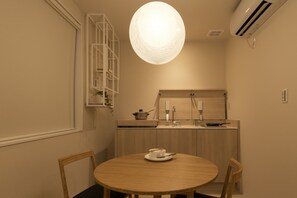 NIMON2 - HANE | Private kitchenette | Fridge, microwave, stovetop, cookware/dishes/utensils - NIMON Kyoto (Kyoto)