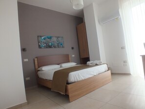 Quarto casal conforto, sacada, vista para a cidade | Vista do quarto