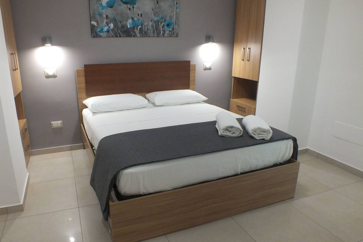 Biancheria da letto ipoallergenica, copriletto in piuma, una scrivania
