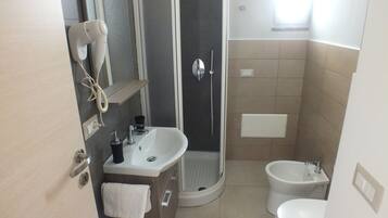 Doppia Comfort, balcone, vista città | Bagno | Doccia, soffione a pioggia, asciugacapelli, bidet
