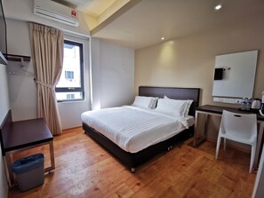 Desk, blackout curtains, iron/ironing board, free WiFi - D'Green Hotel Kuching (Kuching)