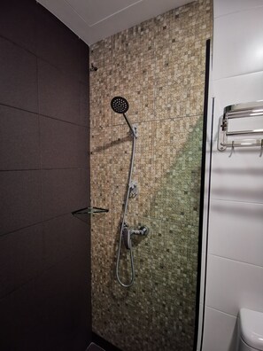 Bathroom shower - D'Green Hotel Kuching (Kuching)