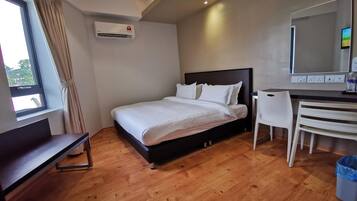 Room (King) | Meja, langsir/tirai gelap terus, seterika/papan seterika, Wi-fi percuma