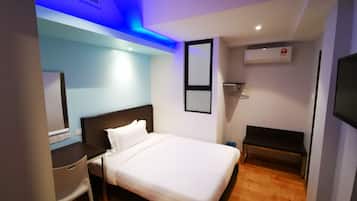 Kamer (Queen) | Een bureau, verduisterende gordijnen, een strijkplank/strijkijzer