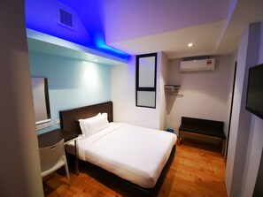 Standard Queen with Internal Window | Desk, blackout curtains, iron/ironing board, free WiFi - D'Green Hotel Kuching (Kuching)