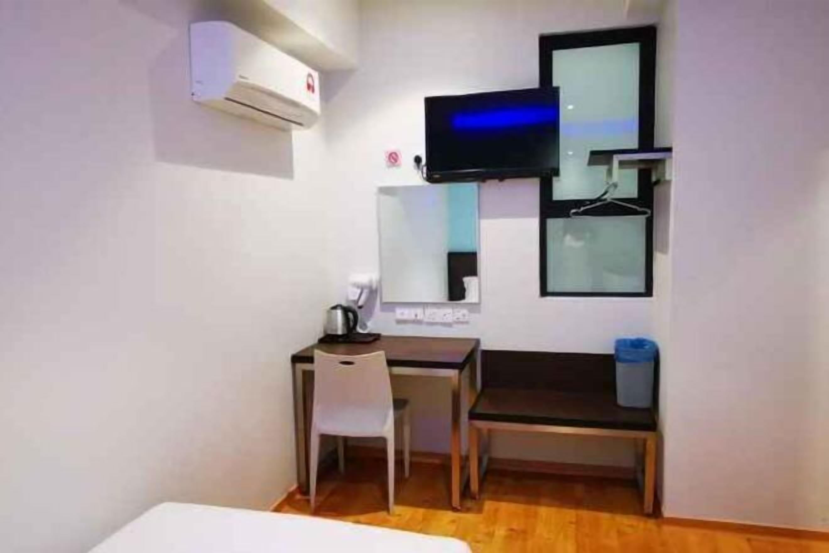 Escritorio, cortinas blackout y tabla de planchar con plancha 