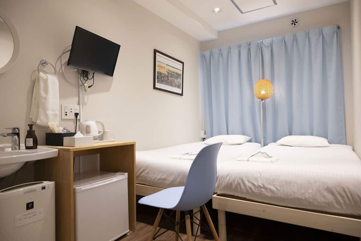 Desk, soundproofing, free WiFi, bed sheets