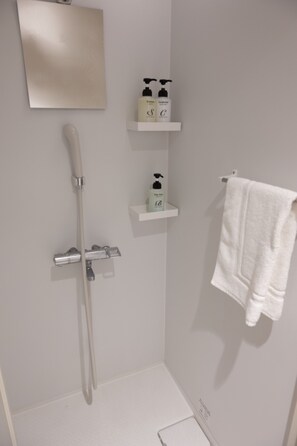 Dusche, kostenlose Toilettenartikel, Haartrockner, Bademäntel
