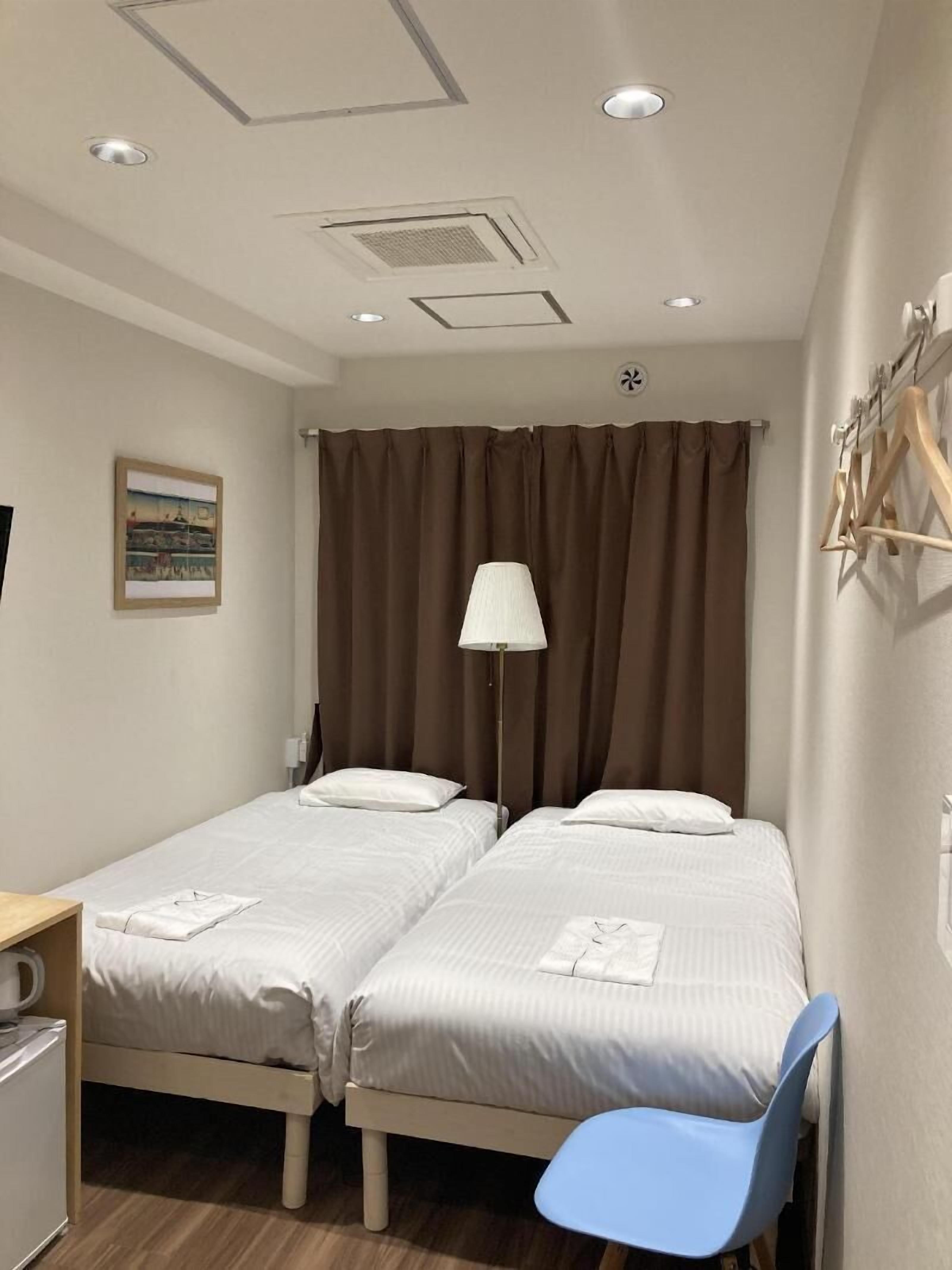 Desk, soundproofing, free WiFi, bed sheets