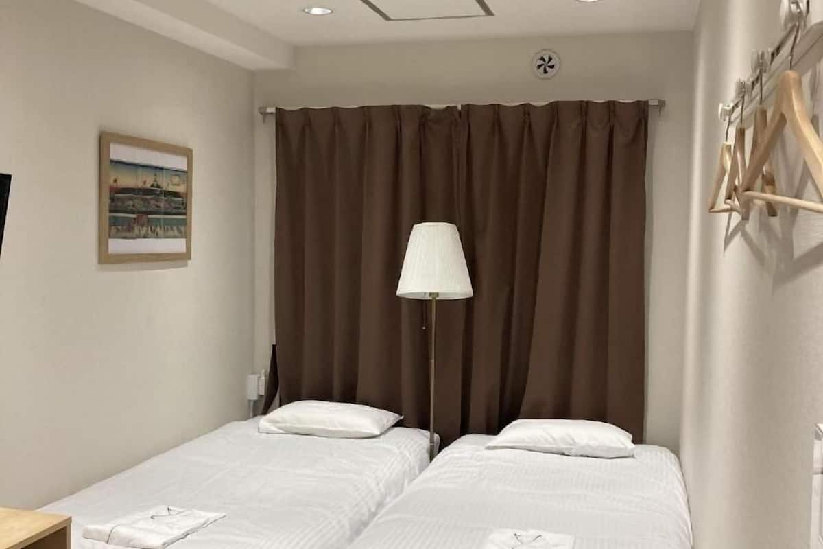 Desk, soundproofing, free WiFi, bed sheets