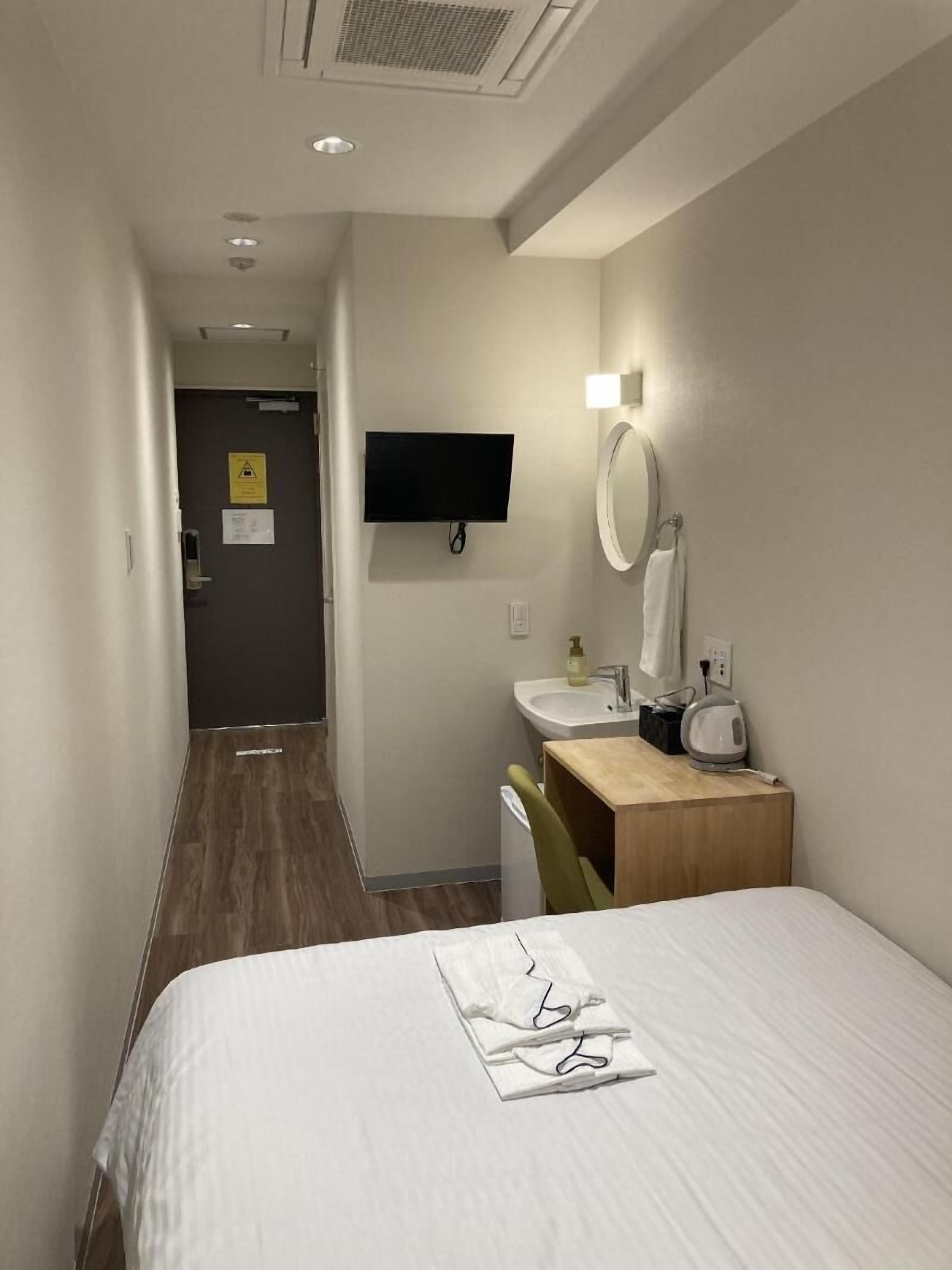 Desk, soundproofing, free WiFi, bed sheets