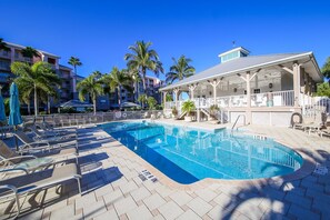 Alberca al aire libre y alberca climatizada