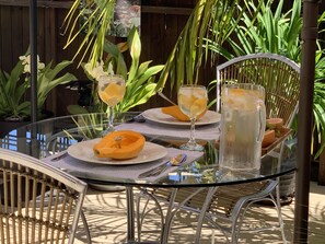 屋外ダイニングエリア