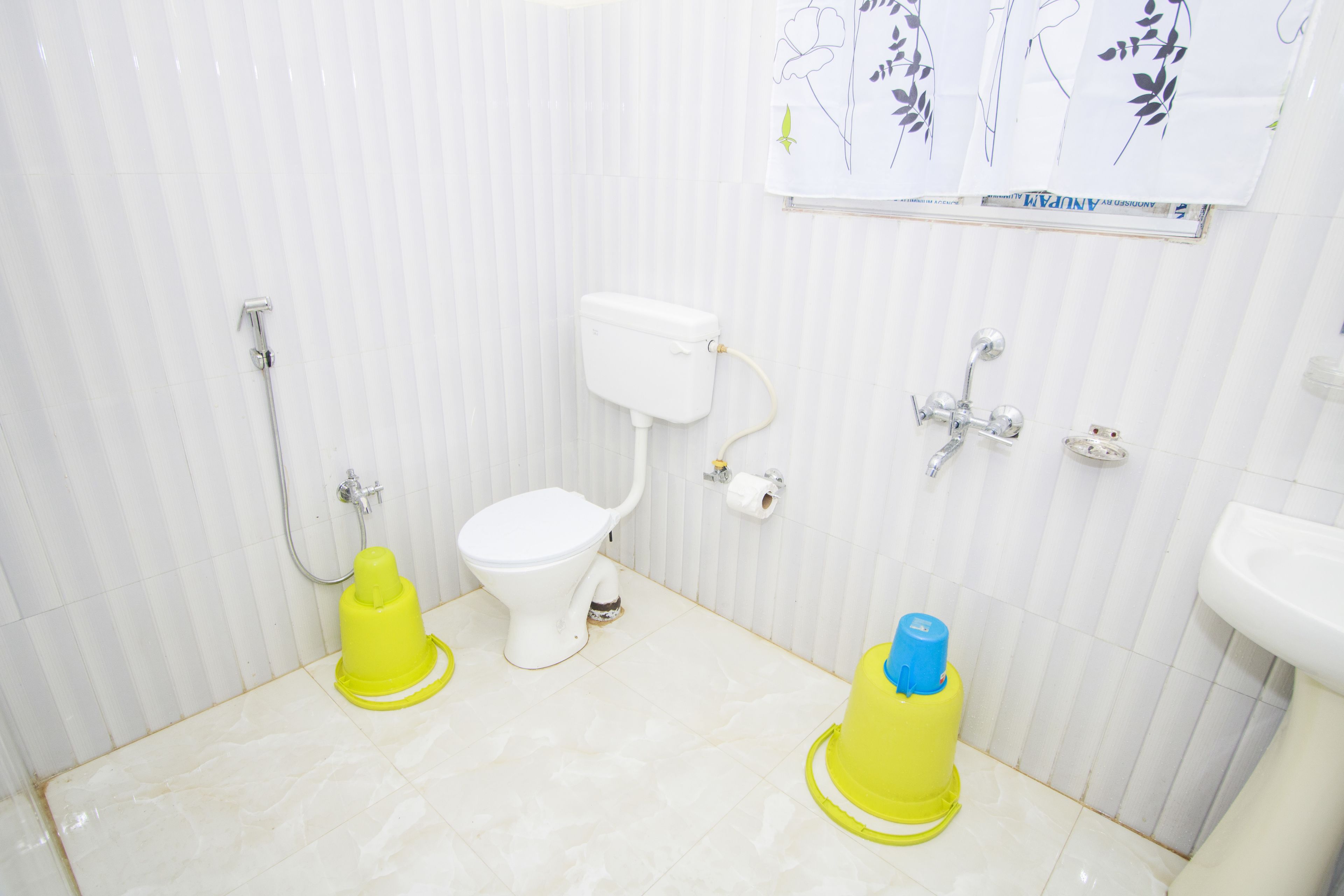 Deluxe Room | Bathroom | Shower, free toiletries, towels