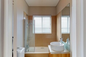 Classic Apartment | Bathroom